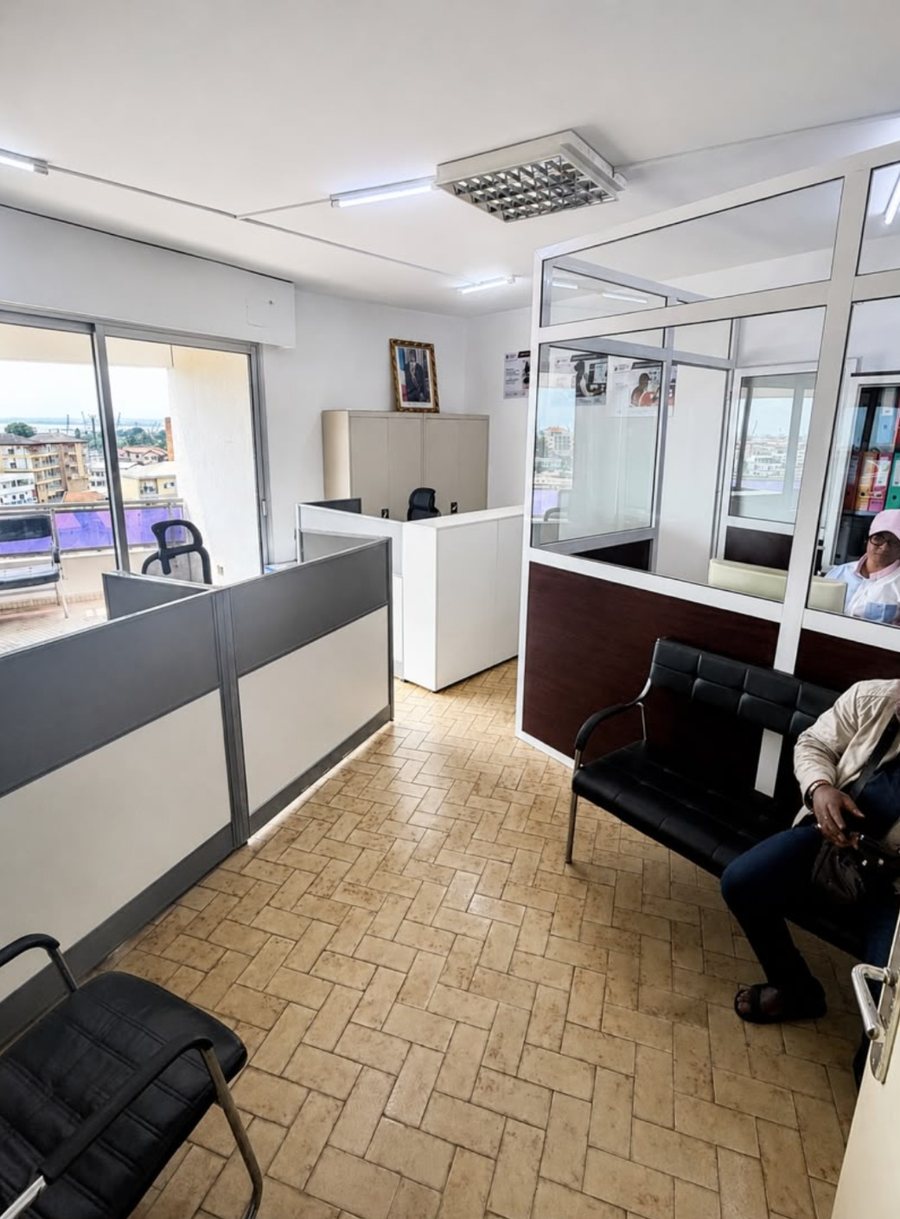 Le comptoir d'accueil du public dans les bureaux de SPAMS