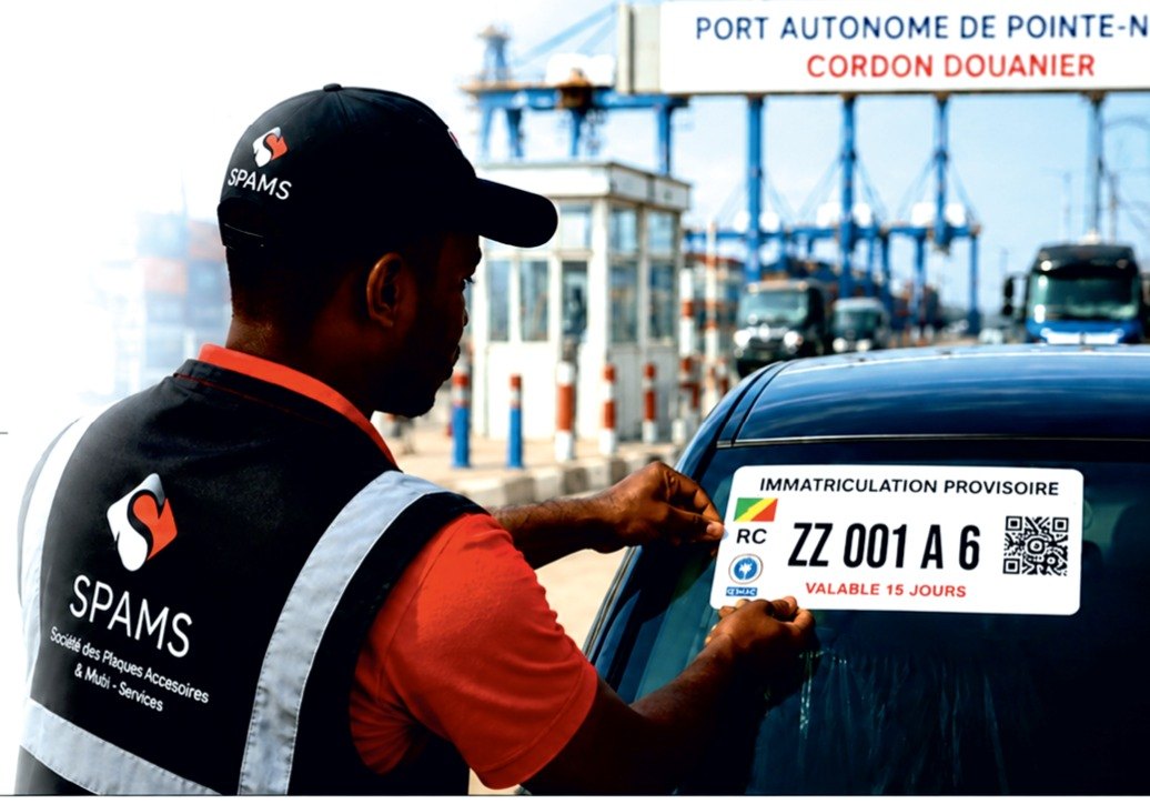 Agent SPAMS apposant une vignette d'immatriculation provisoire au cordon douanier du Port autonome de Pointe-Noire