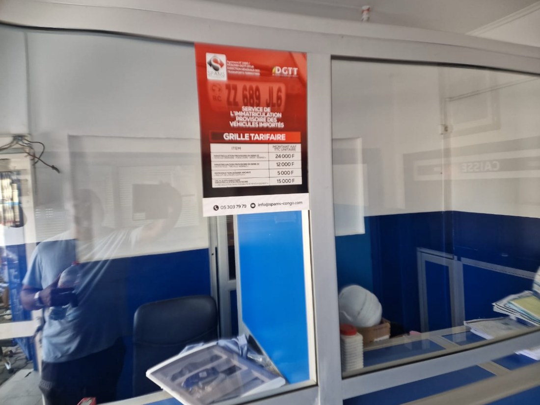 Guichet du service d'immatriculation provisoire, avec l'affichage officiel et la grille tarifaire